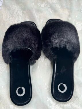 Journee Collection Women's Faux Fur Dusk Slide Sandals in black,